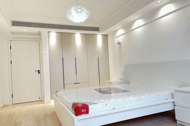 Super modern bright cozy 3 br with central AC & Floor Heating golden location M7/13 Jing'an 