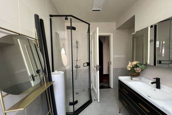 2 br  bright old Apt/huge living room&balcony/Xinle rd 13K