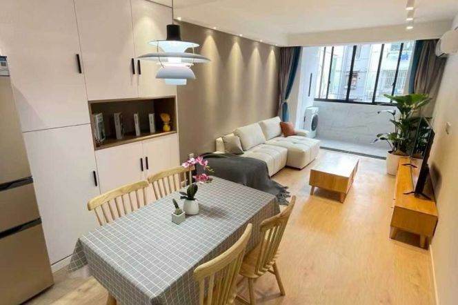 Jiangsu rd 1BR 2LR@L2/11,bright room/cozy&quiet/big living room