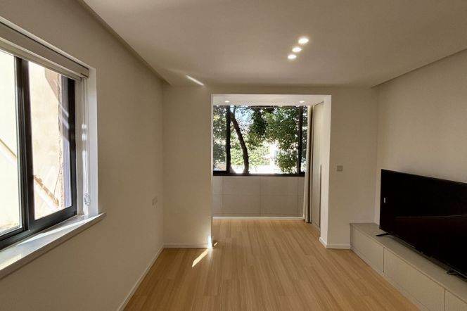 1Bdr 1Bath/L2/11 Jiangsu Rd/Fabulous&Spacious&Well-Designed /Nice Blacony/stairs