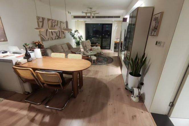 Next to Jing'an Temple Metro 2beds with balcony, Line 2 & 7 station 