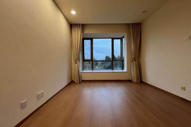 Wutong District Huashan Green Space, 245-sqm large horizontal hall, Jiangsu Road subway Station