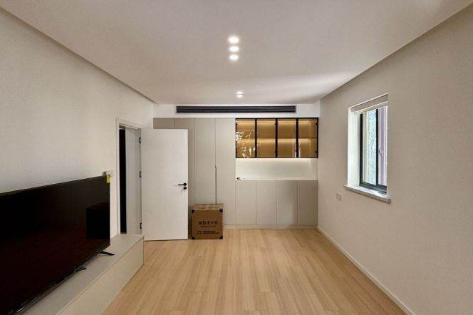 1Bdr 1Bath/L2/11 Jiangsu Rd/Fabulous&Spacious&Well-Designed /Nice Blacony/stairs