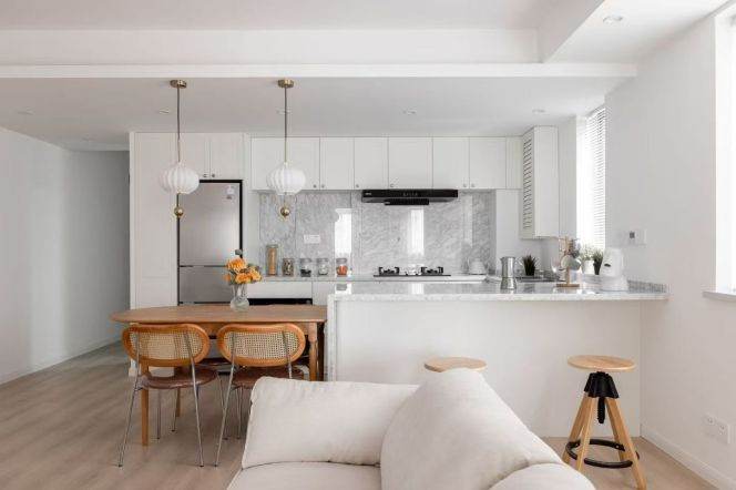  A spacious 2beds apartment near Jing'an Temple is available soon. Don't miss out