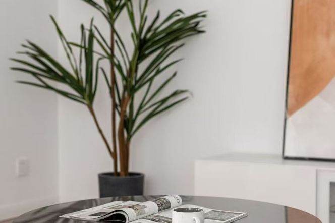  A spacious 2beds apartment near Jing'an Temple is available soon. Don't miss out