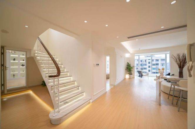 Price Reduced. Xuhui Top Floor Duplex，290㎡ French Style Beauty That Totally Wins Me Over