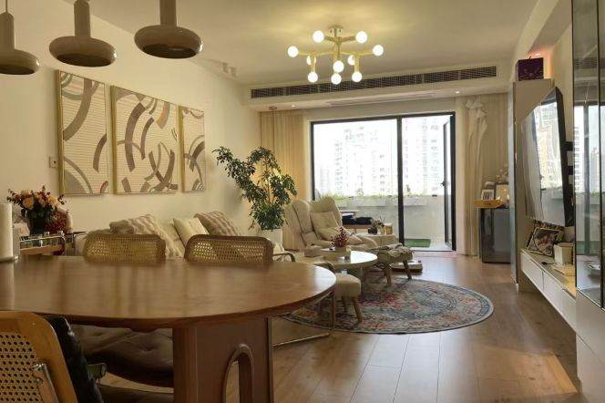 Next to Jing'an Temple Metro 2beds with balcony, Line 2 & 7 station 