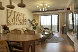 Next to Jing'an Temple Metro 2beds with balcony, Line 2 & 7 station 