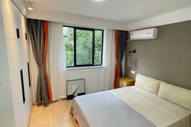 Jiangsu rd 1BR 2LR@L2/11,bright room/cozy&quiet/big living room