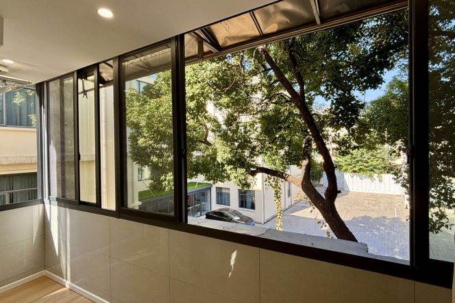 1Bdr 1Bath/L2/11 Jiangsu Rd/Fabulous&Spacious&Well-Designed /Nice Blacony/stairs