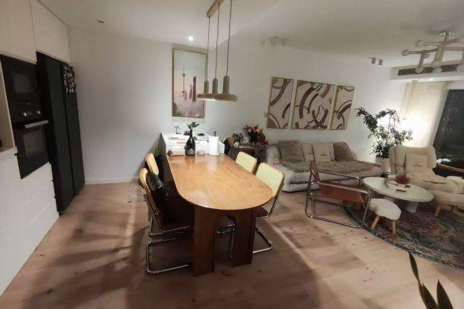 Next to Jing'an Temple Metro 2beds with balcony, Line 2 & 7 station 