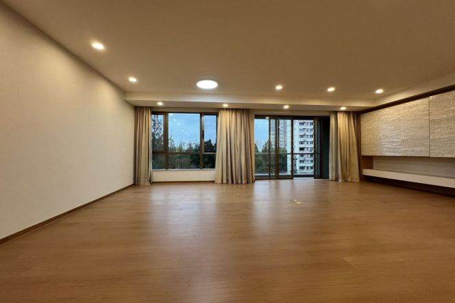 Wutong District Huashan Green Space, 245-sqm large horizontal hall, Jiangsu Road subway Station