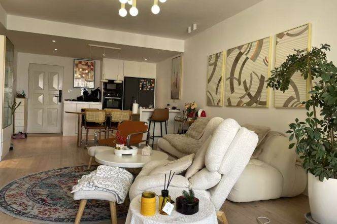 Next to Jing'an Temple Metro 2beds with balcony, Line 2 & 7 station 