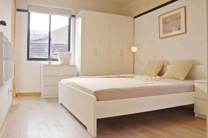 Bright 1br with balcony near Jiangsu Rd M2/11