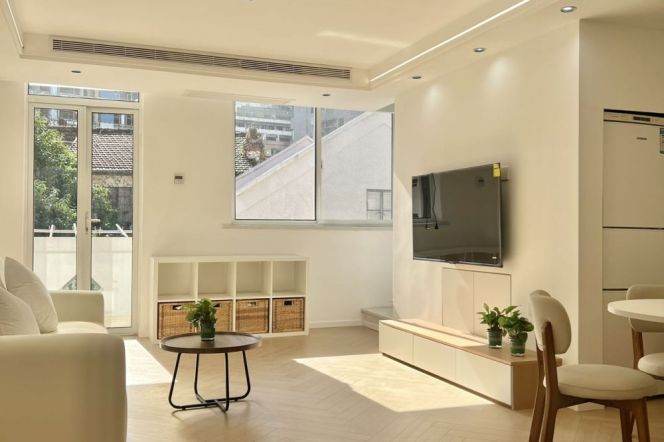 Newly renovated 3br 3bathroom apt with terrace and balcony by Jiangsu rd 