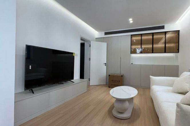 Newly Renovated Spacious 1Br/2Lr/1Bt On Yuyua Rd@L2/11 Jiangsu Rd Station 