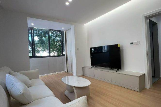 Newly Renovated Spacious 1Br/2Lr/1Bt On Yuyua Rd@L2/11 Jiangsu Rd Station 
