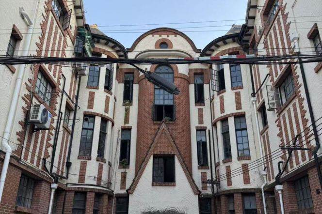 Big studio-Affordable apartment- good vaule- historic  building- middle fuxing road