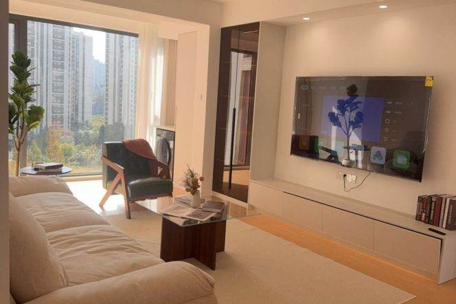 Spacious 3Brs/2Lrs/1Bt apt nr Longde rd,M11/13