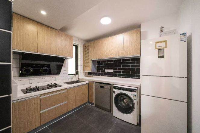 Wutong Area Elevator Apartment | 1 Bed |  Spacious Layout with Old Shanghai Charm