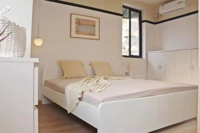 Bright 1br with balcony near Jiangsu Rd M2/11