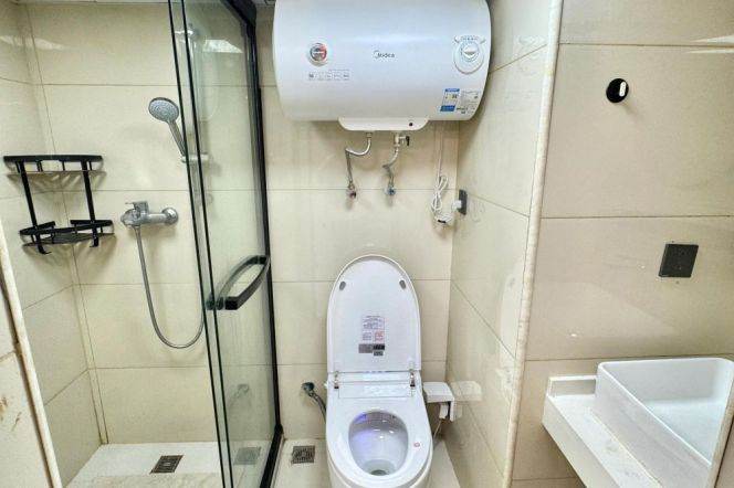 Well-Located Cozy Apartment in Pengpu New Village | Ready to Move In