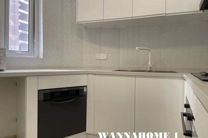 Modern&Spacious&Bright 2Bdrs 1Bath Apt+Large Storage+2 Big Balconies+Jing'an Temple