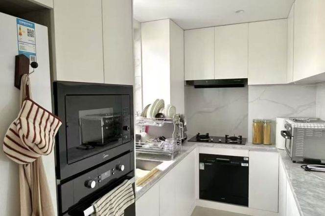 modern 2beds 100sqm high floor with suzhou river view-elevator- line 1 xinzha 