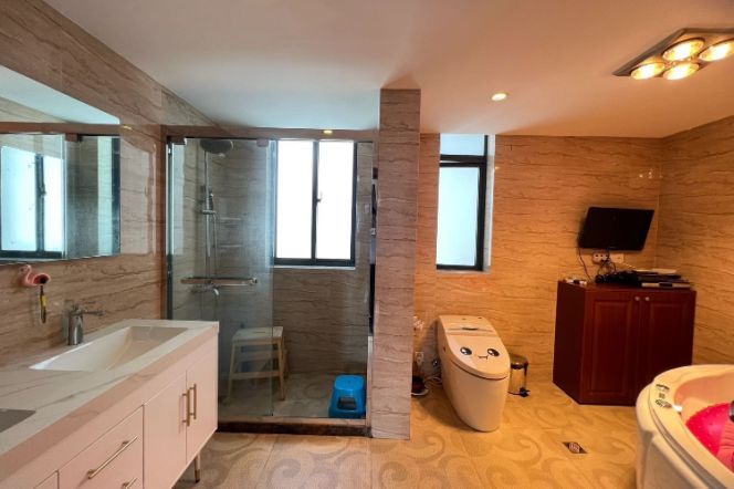 Sun-Filled Bedroom w/ Jacuzzi in a Spacious 145㎡ Apartment near JTU