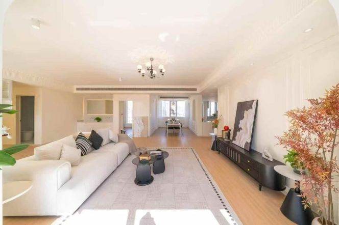 Top floor/3balconies/big living/300sqm/3brs/line10 Songyuan Rd/Changning area