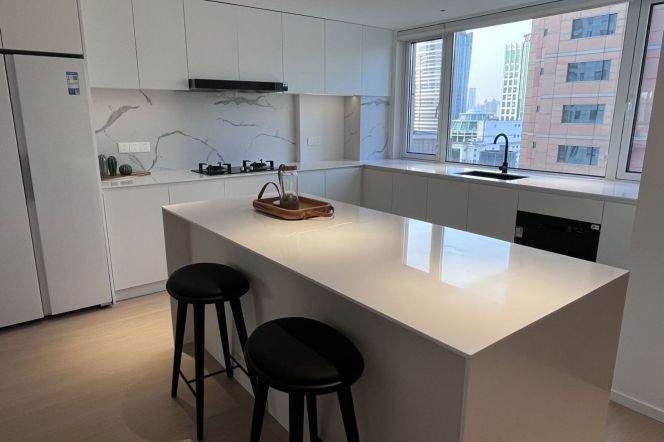 modern big 3brs plus studyfloor heating nice view,;line 1,2,8  in people square  35K