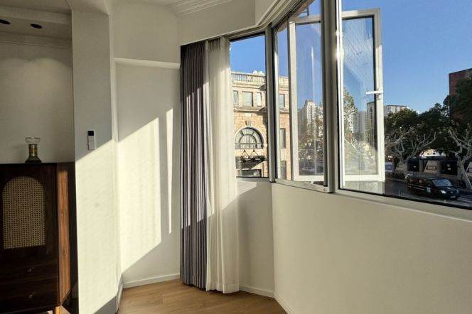 Modern 1Br +Great sunshine | Zhongshan Park Metro L2/3/4 | Elevator +heating