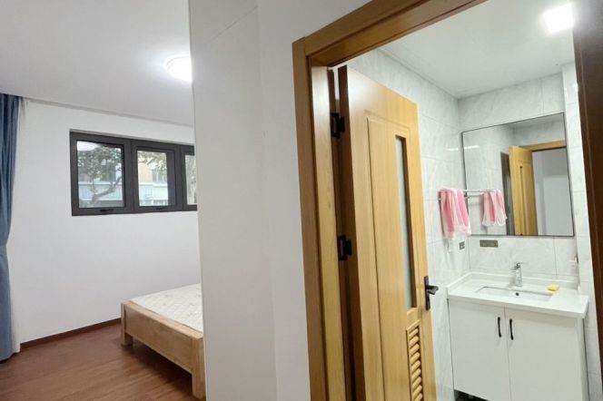 Valuable Huaihai/Changshu Rd 3BR+2BA with Plenty of Storage 12.5K
