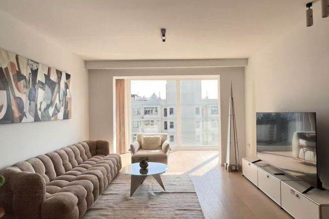 High-rise 3br/2bt Flat in La Cite