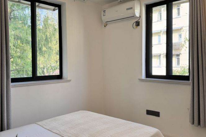 Nice decoration 1br/2living & oven @Jiangsu Rd & Line 2/11/14 