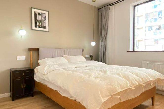 Jing'an , Bright 1br, outdoor balcony, wall  heating, Central  AC