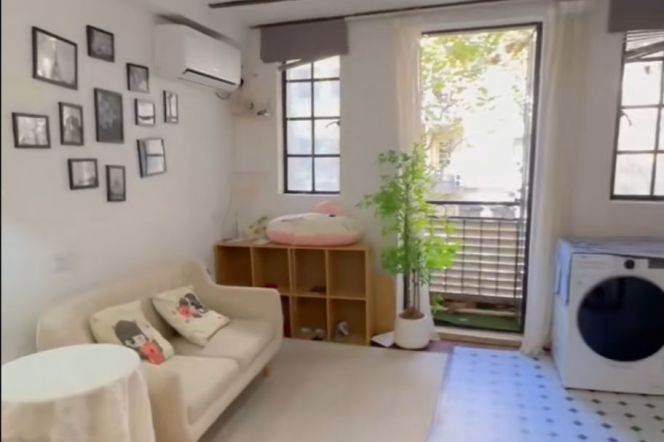 Cozy spacious 1 br 1lr with outdoor balcony / near Shanghai Library 