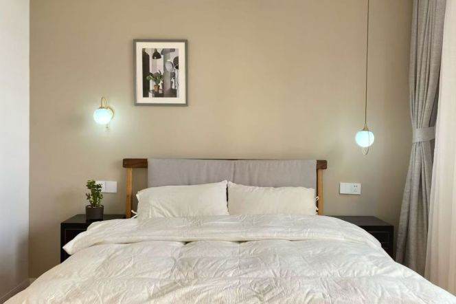 Jing'an , Bright 1br, outdoor balcony, wall  heating, Central  AC