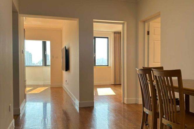 Sunlit 2BR High-Floor Residence w/Parking on Changle Rd