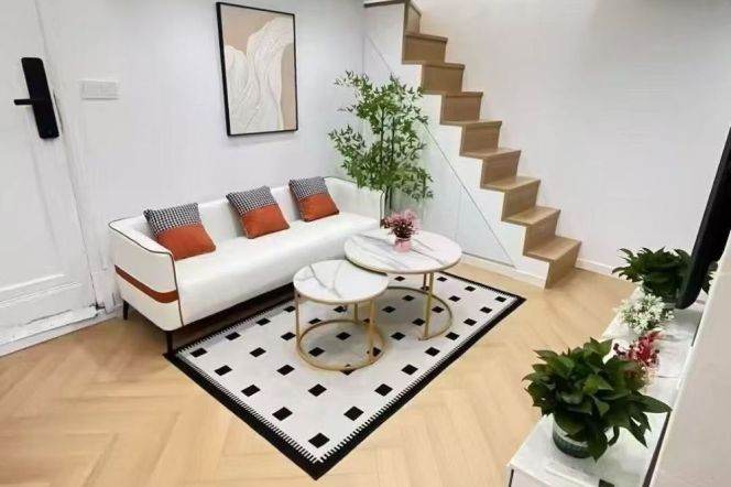 Modern decor/ high ceiling/ 1 br 1lr duplex / near IAPM 