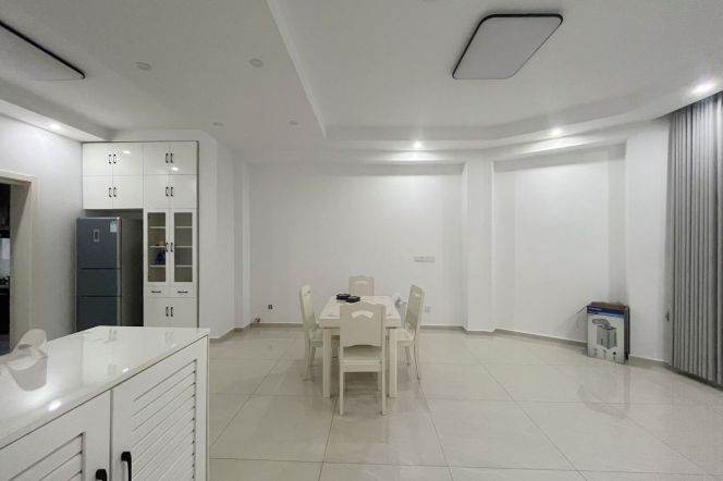 Valuable Huaihai/Changshu Rd 3BR+2BA with Plenty of Storage 12.5K