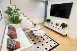 Modern decor/ high ceiling/ 1 br 1lr duplex / near IAPM 