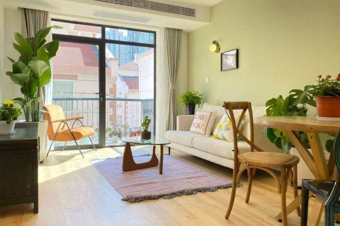 Jing'an , Bright 1br, outdoor balcony, wall  heating, Central  AC