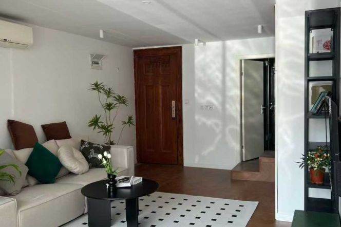  Renovated 1br old house at Julu Rd &Balcony     