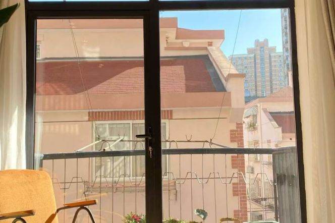 Jing'an , Bright 1br, outdoor balcony, wall  heating, Central  AC