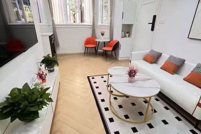 Modern decor/ high ceiling/ 1 br 1lr duplex / near IAPM 