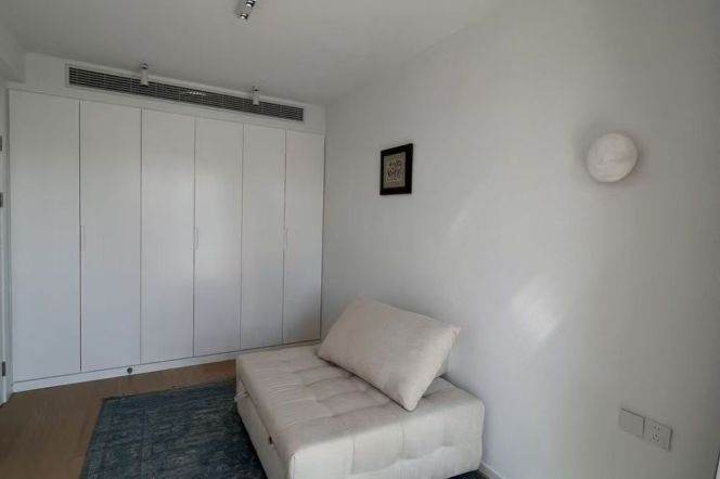 High-rise 3br/2bt Flat in La Cite