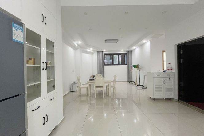Valuable Huaihai/Changshu Rd 3BR+2BA with Plenty of Storage 12.5K