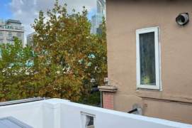  Renovated 1br old house at Julu Rd &Balcony     