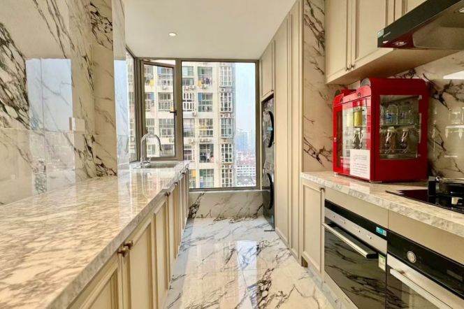 2 bedrooms with bright lighting at Changping Road Station on Line 7, with an outdoor balcony